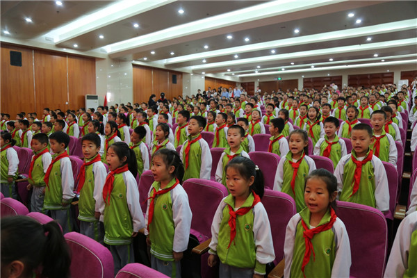 同学们用嘹亮的队歌表达了心中对红领巾的热爱和向往之情.jpg